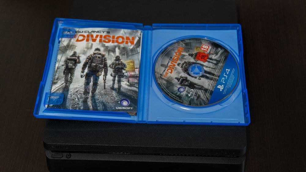 PlayStation 4 - PS4 в перфектно състояние + Контролер и Игра