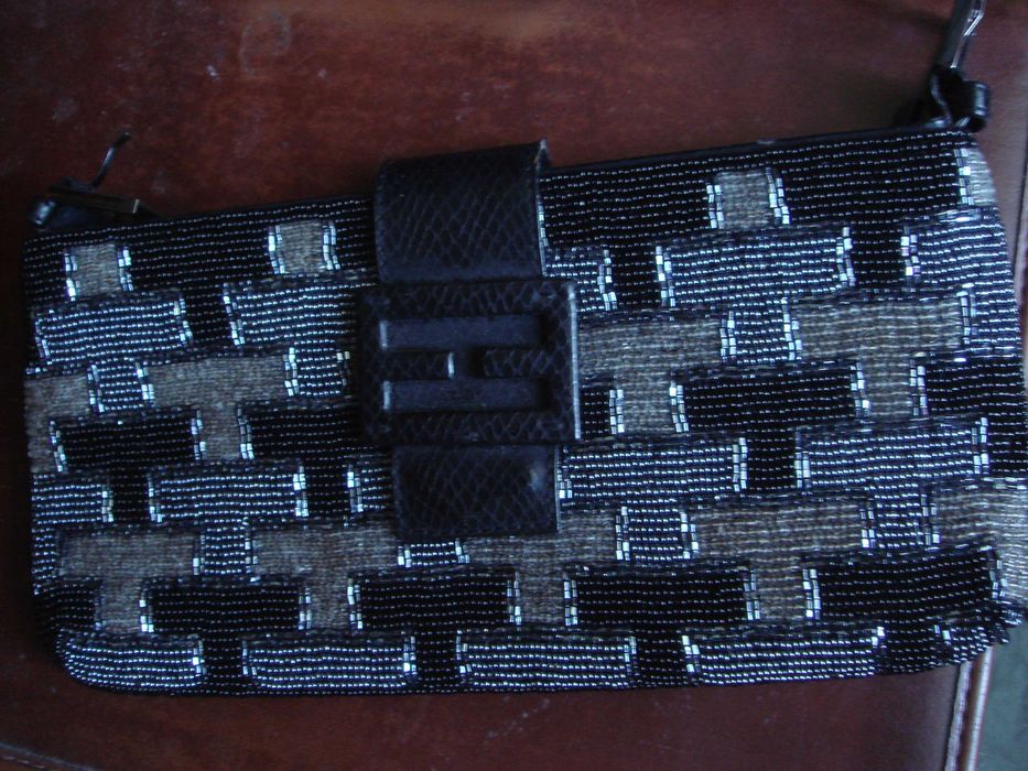 Сумка в виде клатча полностью расшитая хрустальным бисером