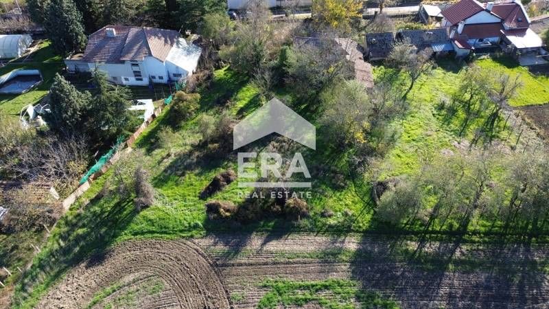 Голям парцел със законна къща за продажба, в близост до центъра на с.