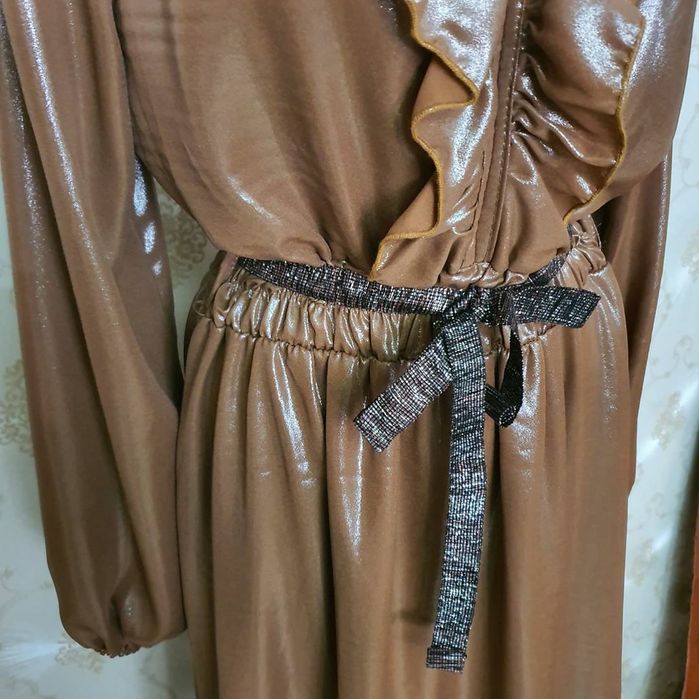 Rochie lunga lucioasă