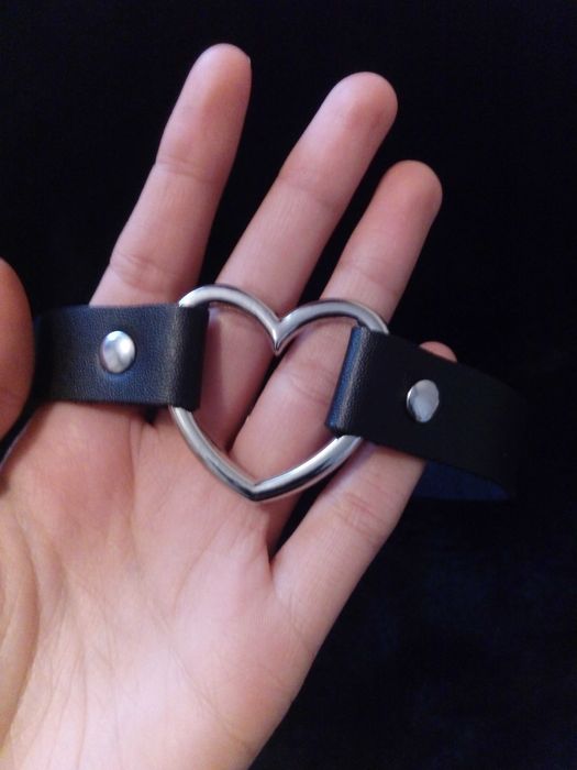 Кожен чокър със сърце