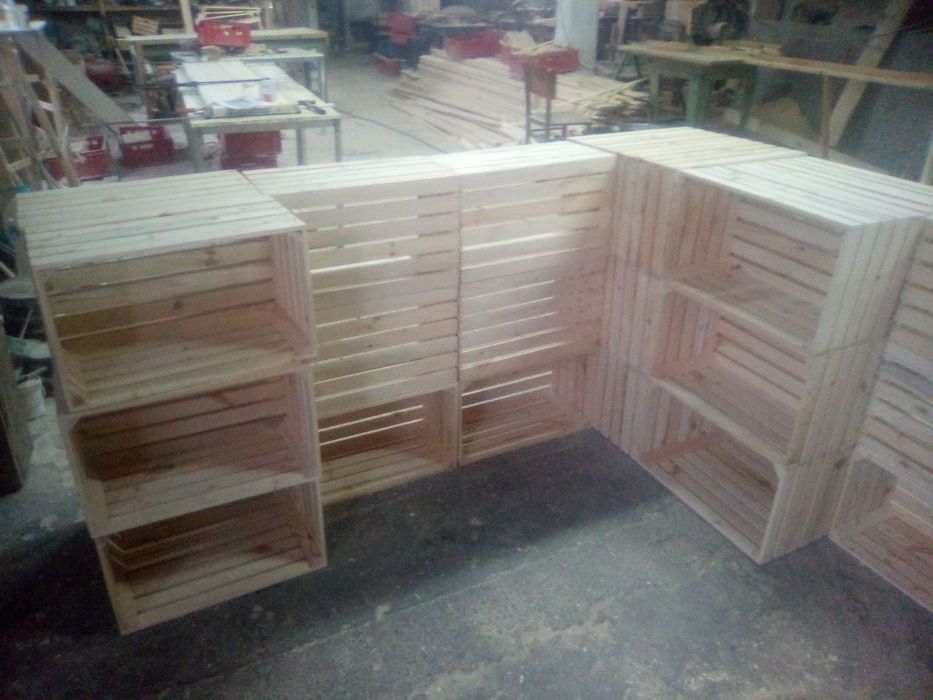 Търговска щанд маса от щайги с рекламни черни дъски