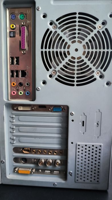 Vând unitate PC, cu Windows 7