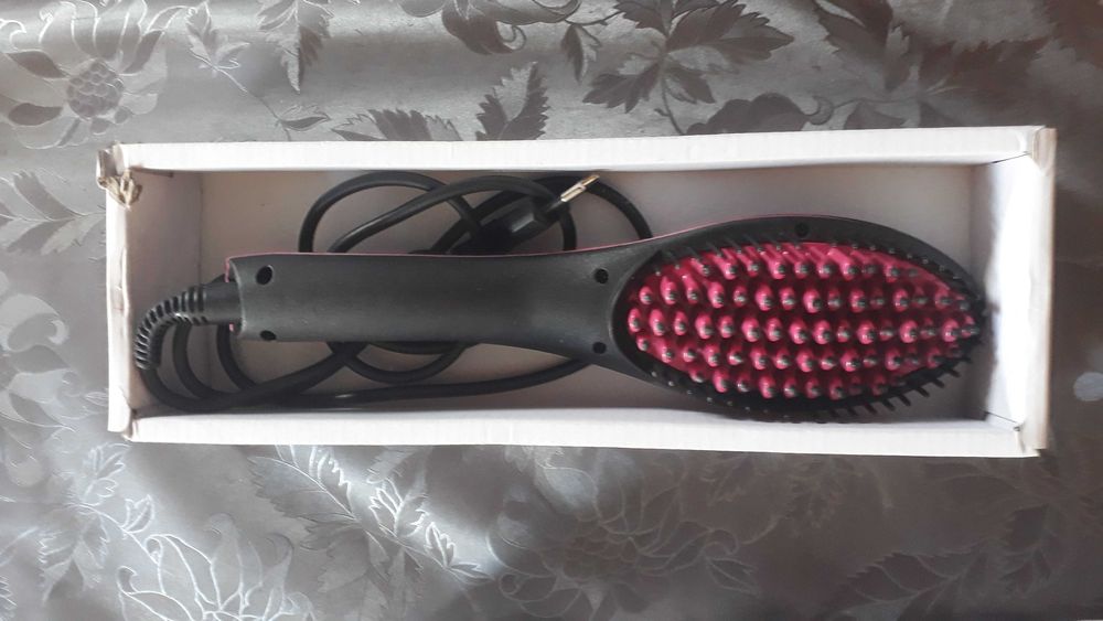 Електрическа четка за изправяне на коса.