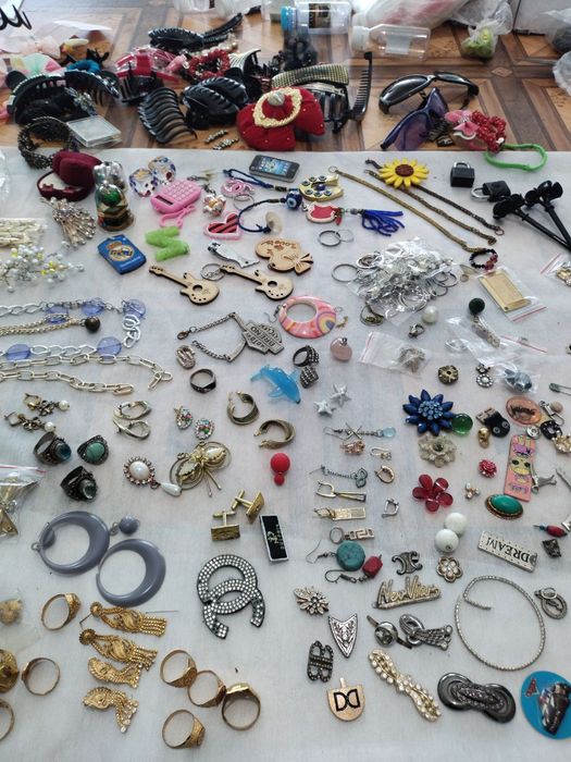 Разные безделушки бижутерия