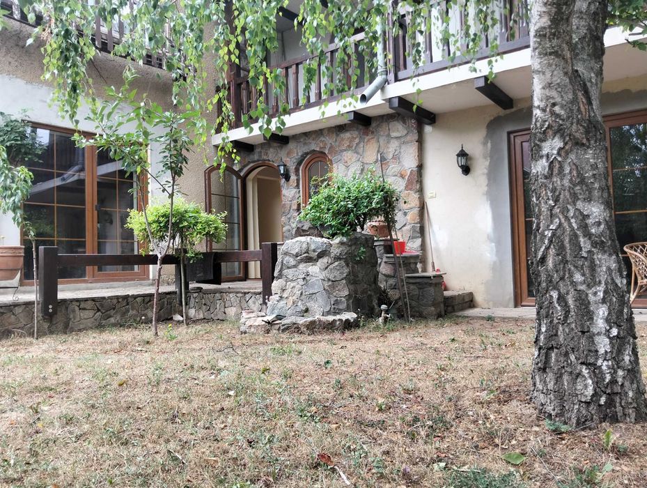 Casa spațioasă cu 5 camere in Arad,zona Gradiste ideala pt o familie.Casa e din cărămidă și are 421 mp..Fara agenții/Intermediari.
