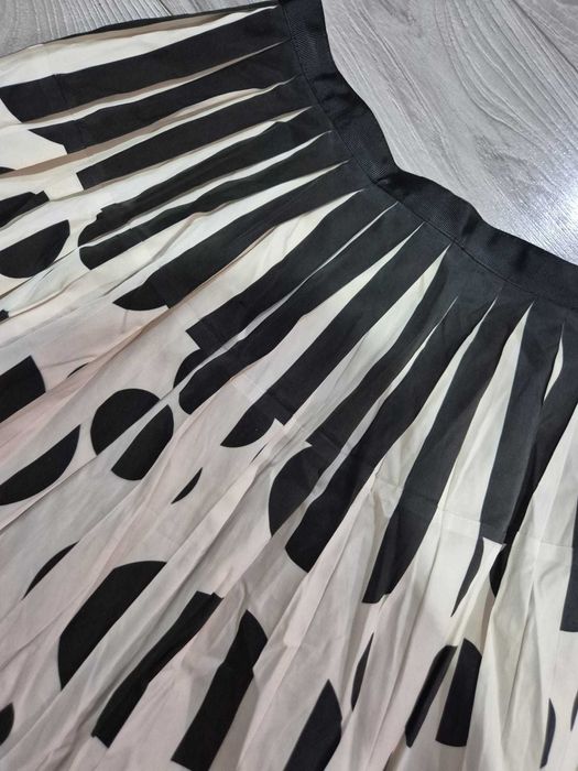 Fusta plisata alb-negru