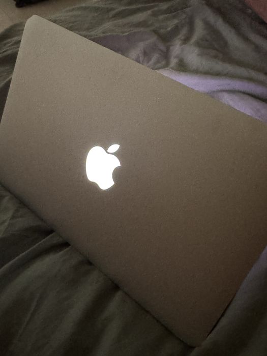 MacBook Air 11” Intel Core i5 / 4 GB / 128 GB SSD