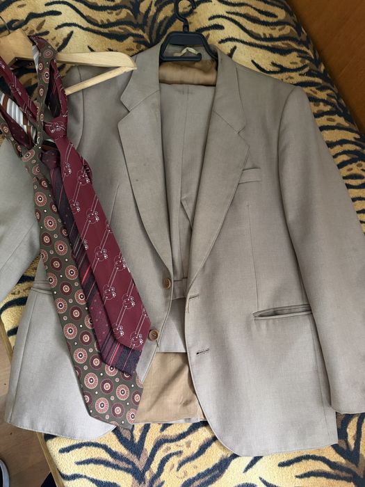 Мъжки официален костюм с подарък вратовръзки