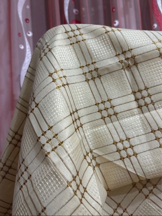 Față de masă bej cu detalii aurii