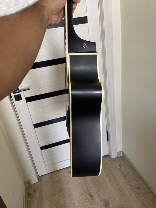 Yangi Gitara deyarli ishlatilmagan arzonga beraman pul kerak