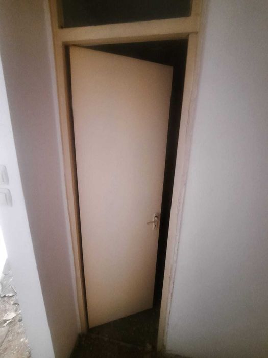 Vand 7 usi de bloc albe impreuna cu tocurile lor -50 ron/ buc