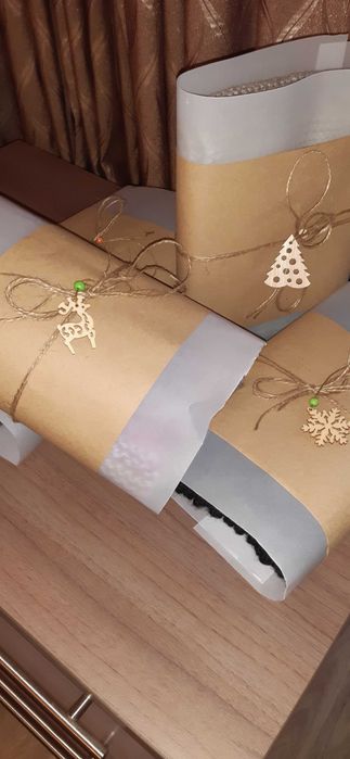 Ръчно плетени шалове в коледна крафт опаковка