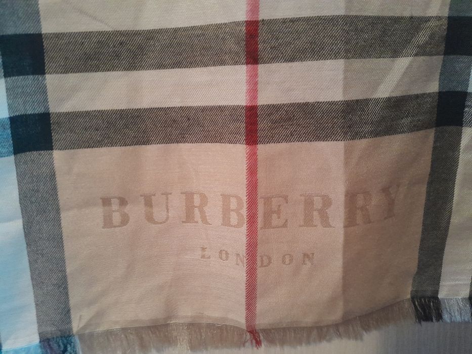 Оригинален кашмирен шал на BURBERRY