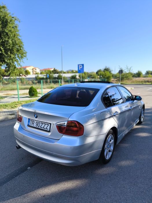 BMW E90 320d 163 CP Automată • Trapa • Piele • Xenon • Navigație Mare