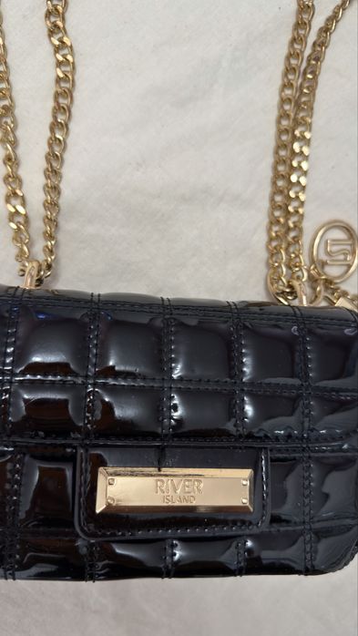 Дамска черна лачена чанта с висулки RIVER ISLAND