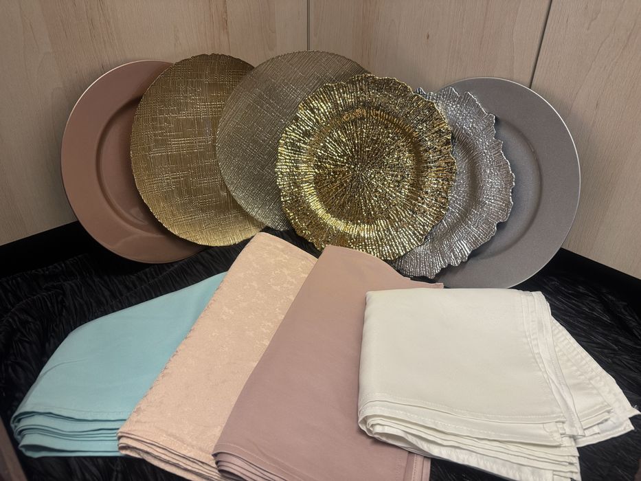 Подложни чинии, свещници, текстилни салфетки и цветя под наем