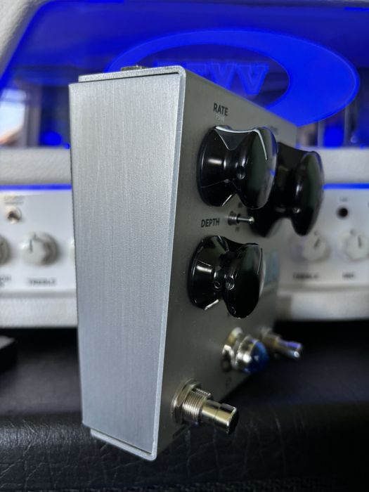 KEELEY ZOMA Stereo Reverb and Tremolo