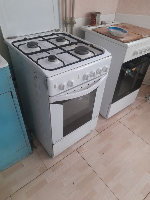 Продам газ плиту и столы