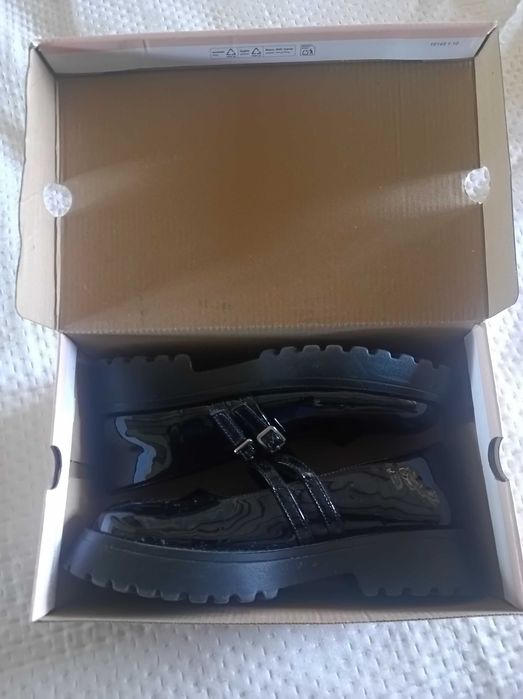 Нови черни обувки, изкуствен лак, 41 номер