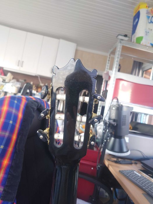 Акустична Китара Ibanez с колан, презареждаща 9 волтова батерия и колан Fender