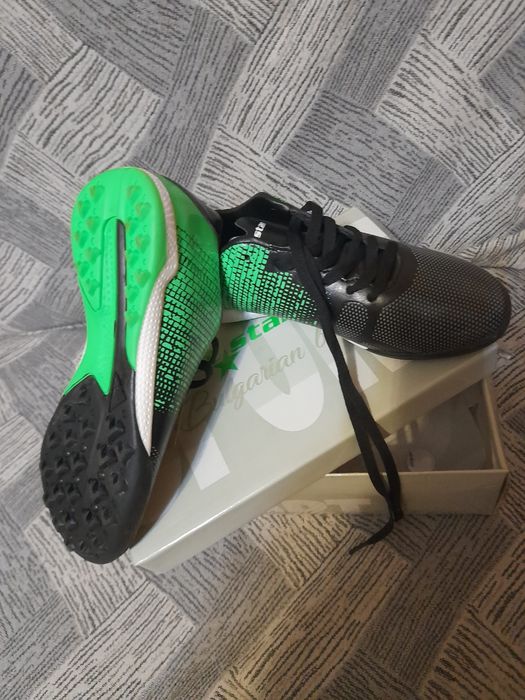 Футболни ботонки Нови