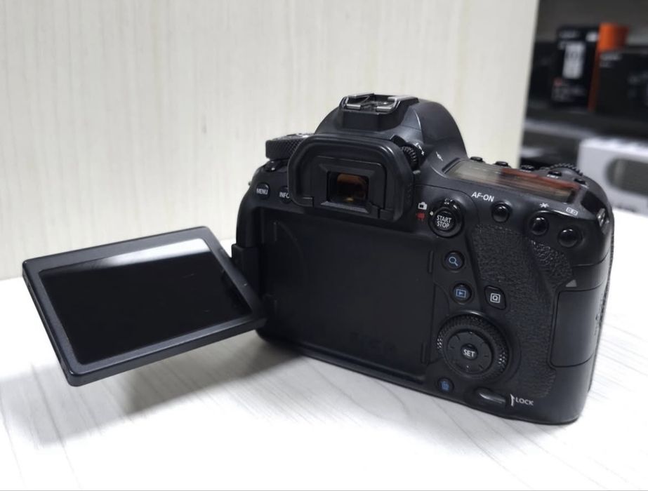 Canon 6D Mark 2 с обьективом