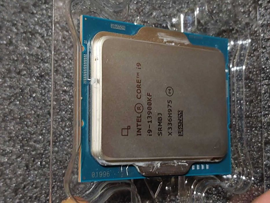 Intel Core i9 13900KF + Gigabyte Z790 Eagle AX Wi-Fi DDR5