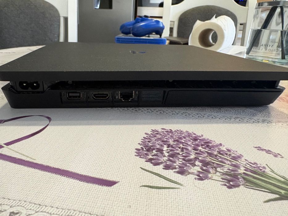 Vând PS4 Slim în stare bună.  Consola funcționează fără probleme. Vine însoțită de: - 1 manetă (controller) - jocurile: The Last of Us Part I, part 2