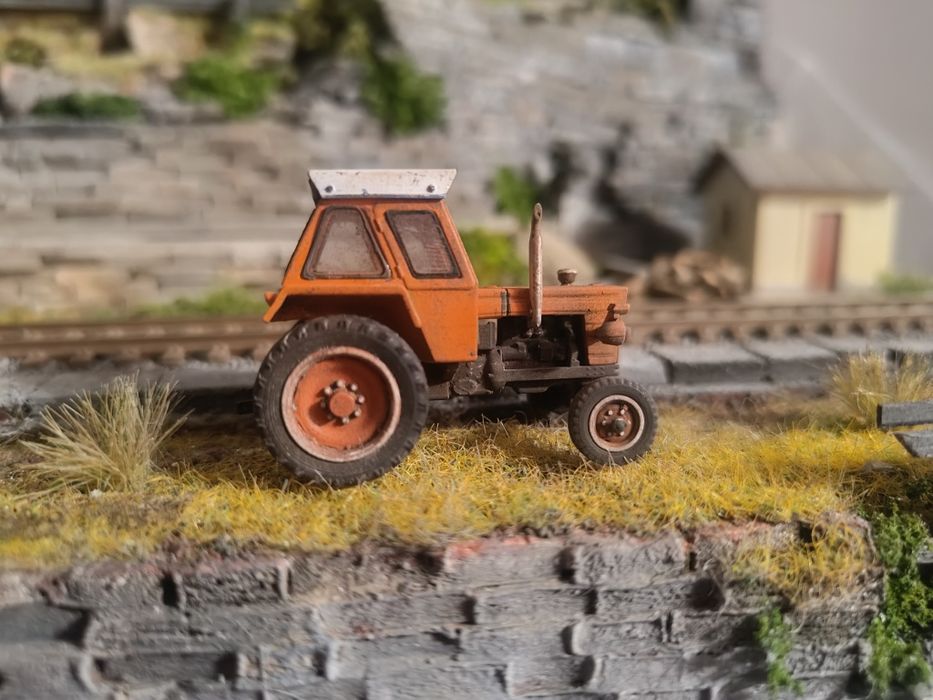 Macheta auto la scara 1/87 a tractorului UTB trenuleț electric