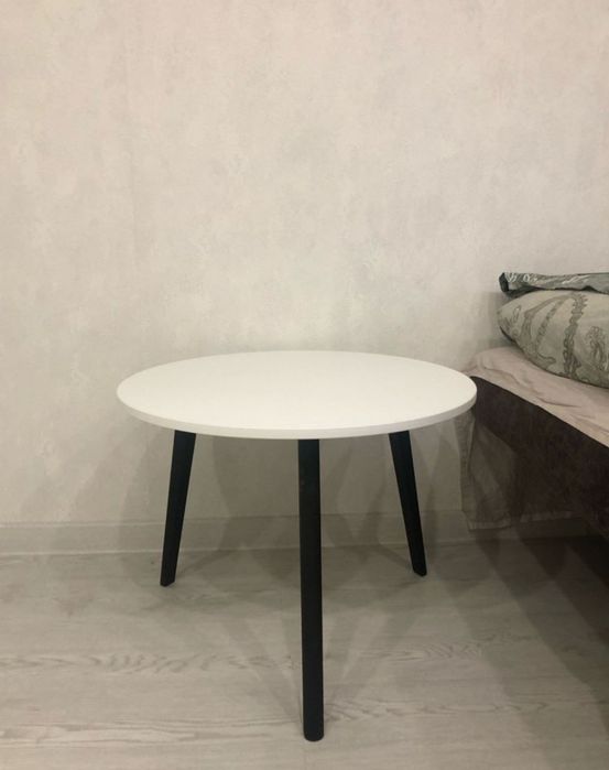 Журнальный столик круглый белый