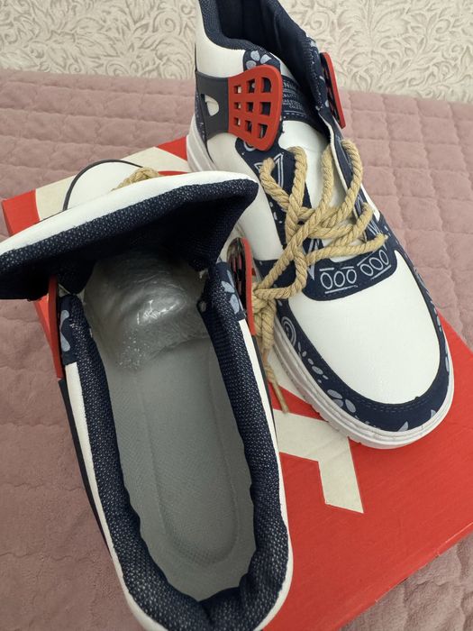 Кроссовки новые 41-42р