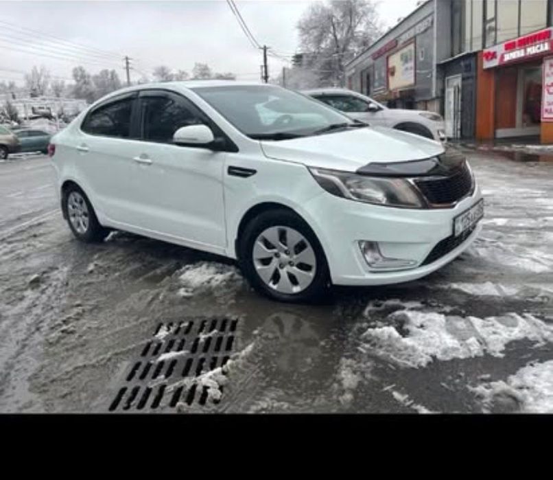 Киа Рио жүріп тұрған машын