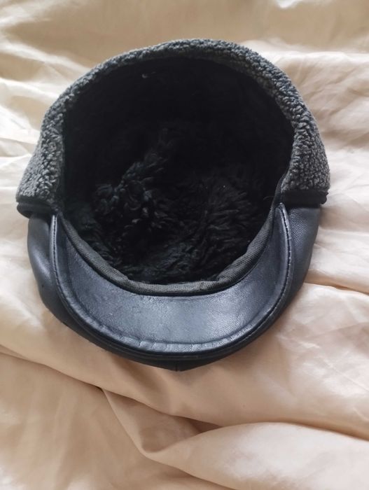 Кожена зимна шапка и  1 бр. Зимна