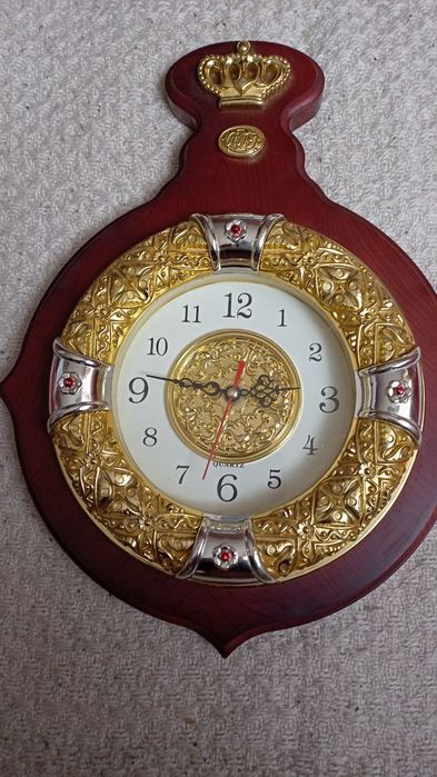 Стенен часовник в златна рамка