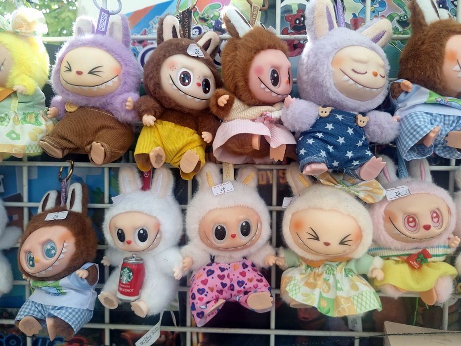 Лабубу на Pop Mart със дрехи по избор - обличат и събличат