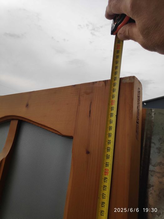 Ușa din lemn de brad și sticlă, cu cheie