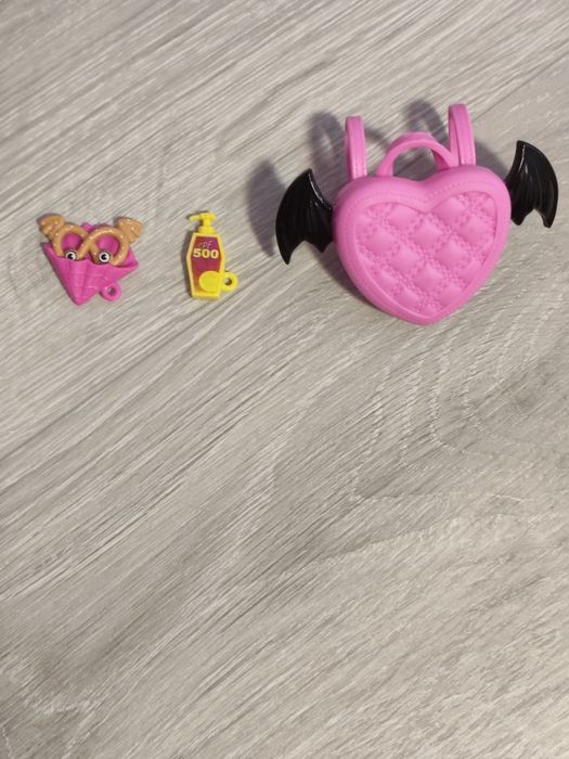 Păpuși Rainbow High și Monster High
