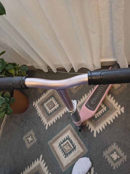 Trotineta electrica copii roz