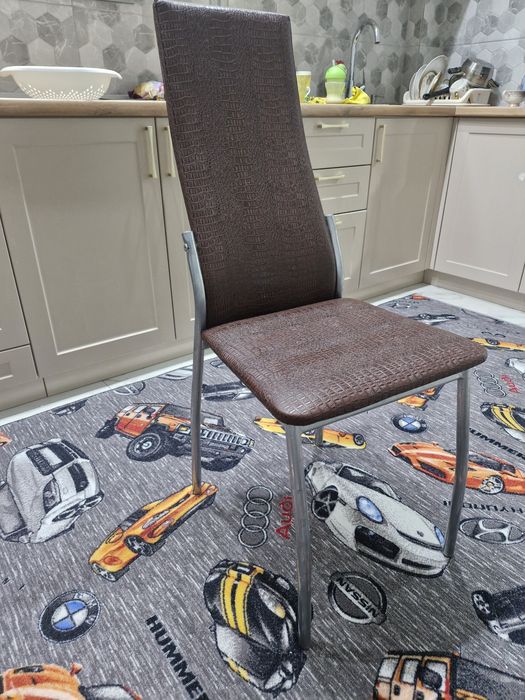 Продам стол и стулья прочные