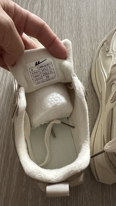 Новые кроссовки белые