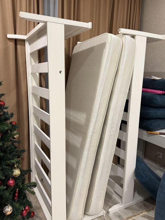 Продаются б/у кровати 2 шт, плюс к ним стол для учебы или работы