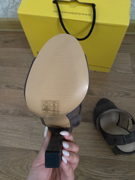 Продаю новые босоножки Baldi