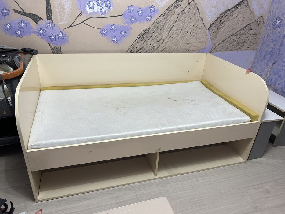 Кровать Б/у с полками