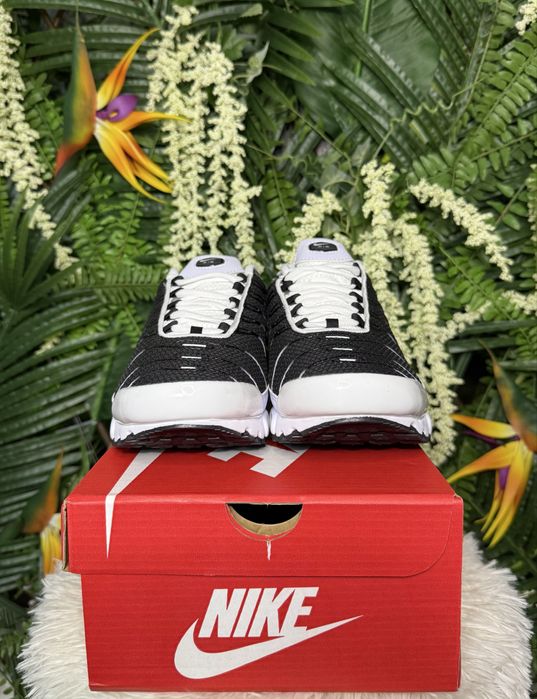 Nike Air Max Plus Black White