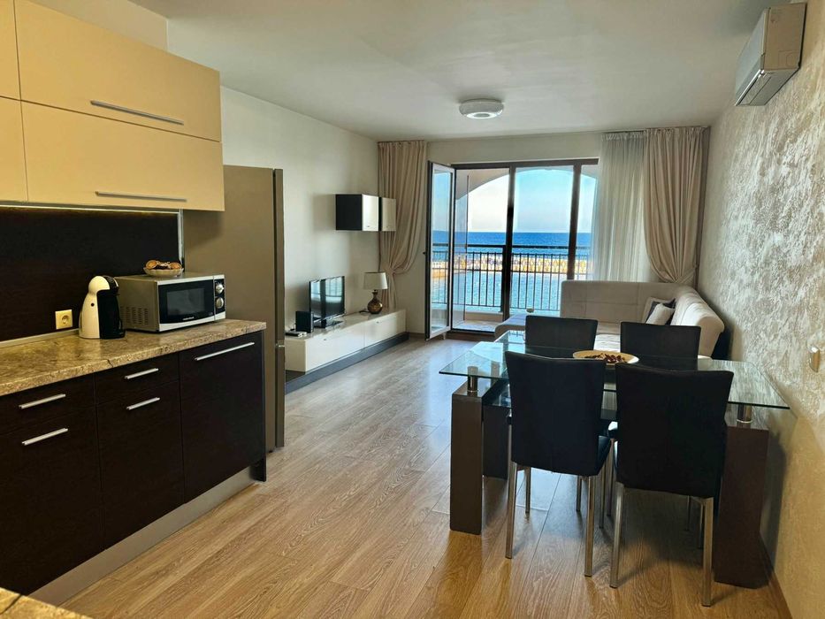 Двустаен апартамент на първа линия море