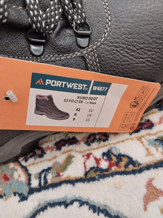 Спецботинка сатылады