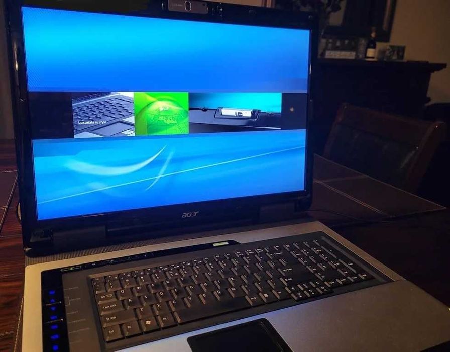 Laptop cu una dintre cele mai mari display-uri clasice de pe piata: