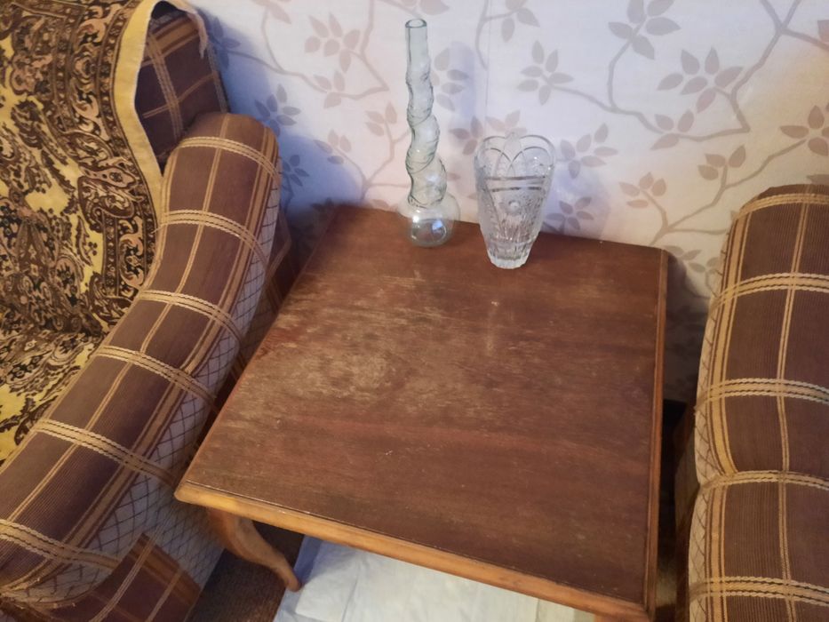 кресла и кофейный столик