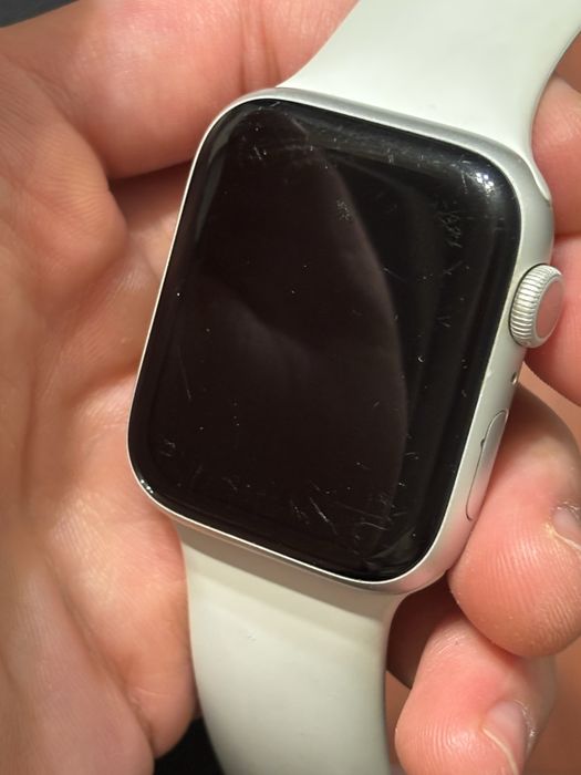 Apple Watch 5 / 44mm / White